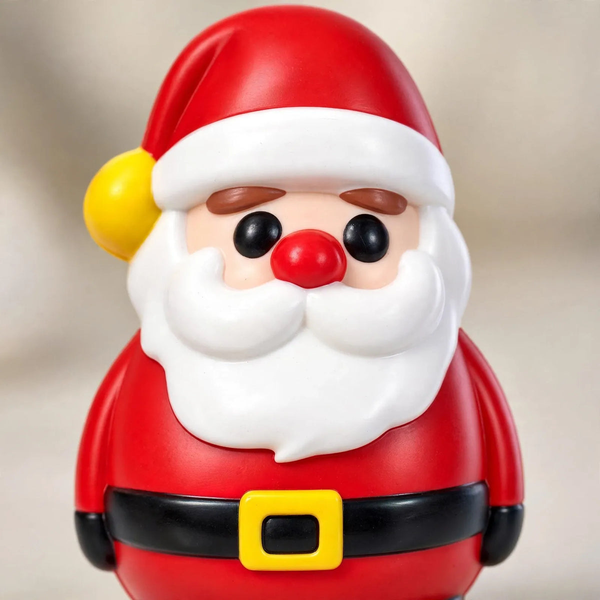 Nahaufnahme der weichen Weihnachtsmann-Figur mit roter Mütze, weißem Bart und gelber Gürtelschnalle 3