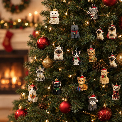 Viele kleine Katzenfiguren mit Weihnachtsmützen und Glöckchen hängen als Schmuck an einem geschmückten Tannenbaum vor einem Kamin. 1