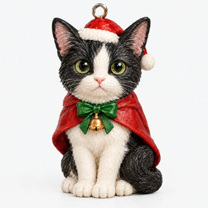 Nahaufnahme eines Katzenanhängers: schwarz-weißes Kätzchen mit roter Zipfelmütze, rotem Umhang, grüner Schleife und goldenem Glöckchen. 3