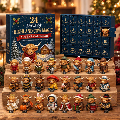 Blaue Adventskalender-Schachtel mit geöffneter Schubladenfront, davor 24 kostümierte Hochlandrind-Figuren in drei Reihen auf Holzstufen vor weihnachtlichem Lich 1