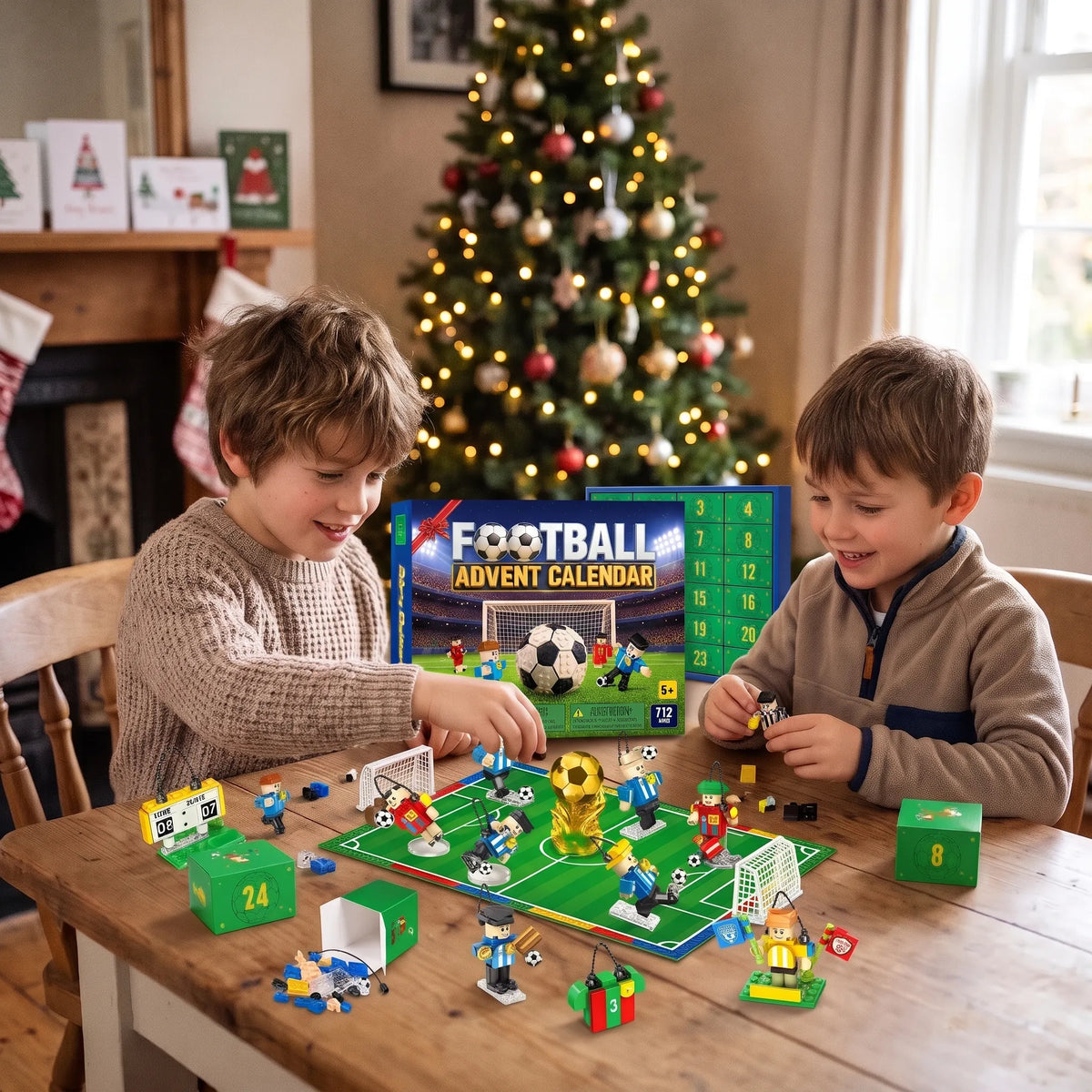 Zwei lachende Jungen bauen am Holztisch vor dem Weihnachtsbaum Fußballfiguren und ein Spielfeld aus Steinen 1