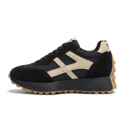 Schwarzer Sneaker mit beigen Seitenstreifen und heller Gummisohle, Seitenansicht von links 16