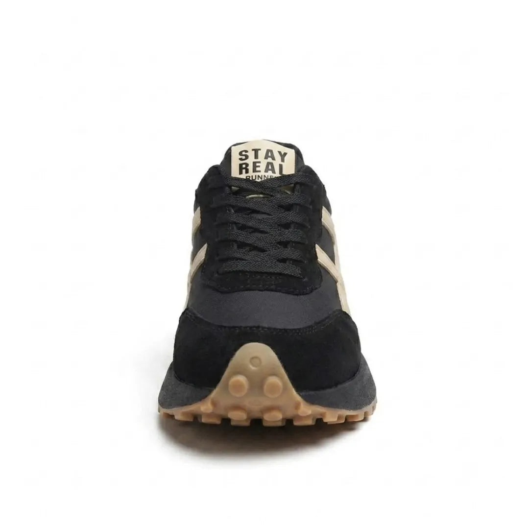 Schwarzer Sneaker mit beigen Streifen von vorne, Schnürung und heller Gummispitze der Sohle 19