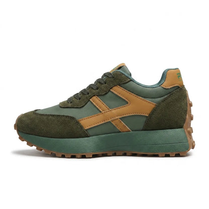 Grüner Sneaker mit orangebraunen Seitenstreifen und Gummisohle, Seitenansicht von links 11