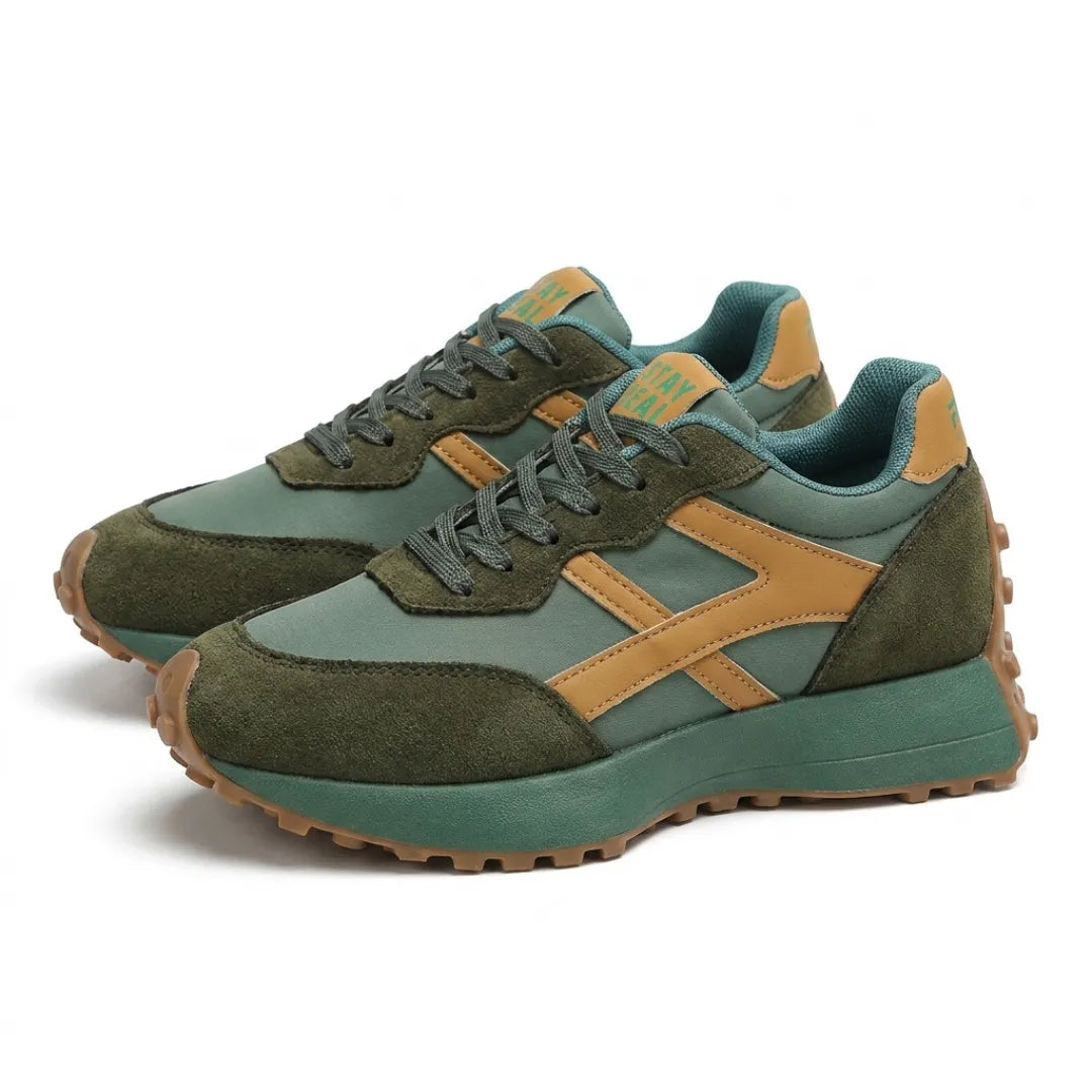 Paar grüne Sneaker mit orangebraunen Streifen und dunkelgrüner Schnürung in schräger Ansicht 13