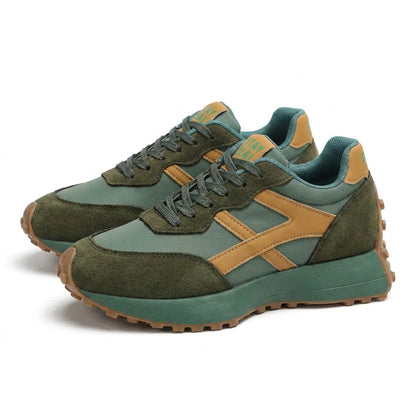Paar grüne Sneaker mit orangebraunen Streifen und dunkelgrüner Schnürung in schräger Ansicht 13