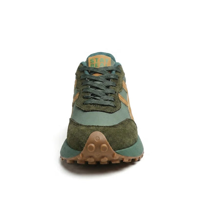 Grüner Sneaker von vorne mit Schnürung, olivgrüner Veloursleder-Kappe und Gummispitze 14