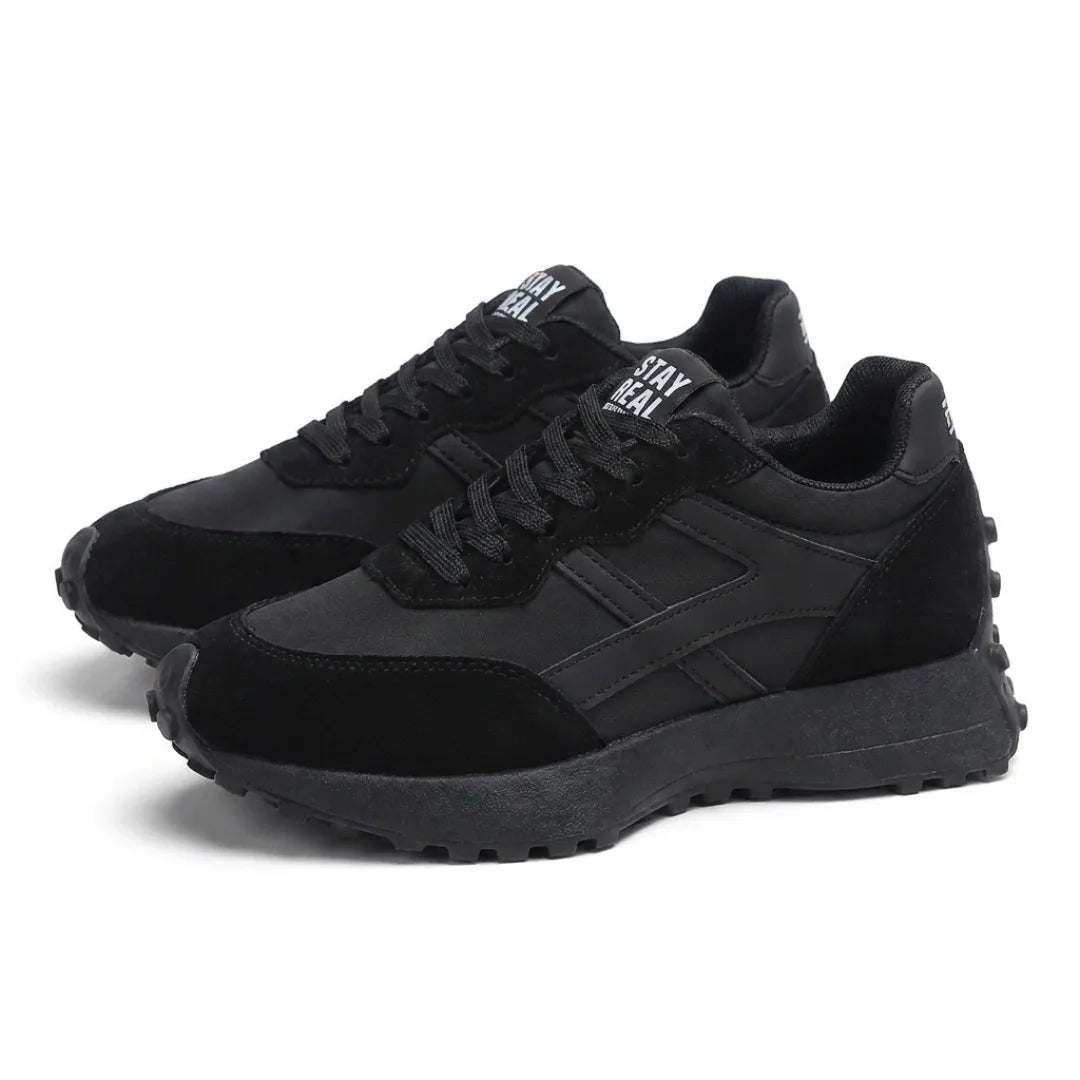 Paar schwarze Sneaker mit Schnürung in schräger Vorderansicht 8