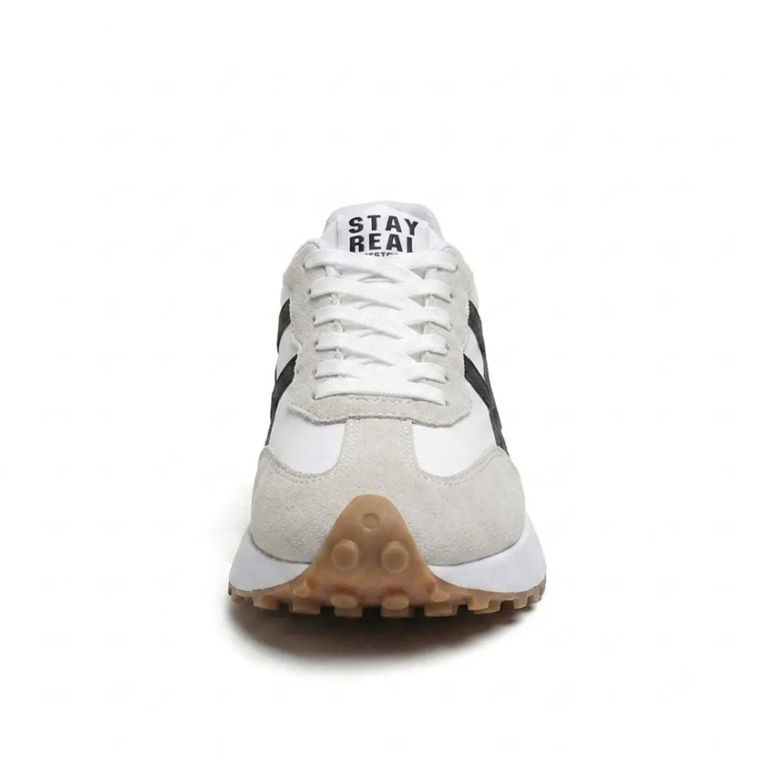 Frontansicht des Sneakers mit weißer Schnürung, Zunge und genoppter Gummisohle an der Schuhspitze 24