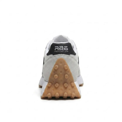 Rückansicht des Sneakers mit schwarzer Fersenkappe, hellgrauem Wildleder und dreieckig genoppter Gummisohle 25