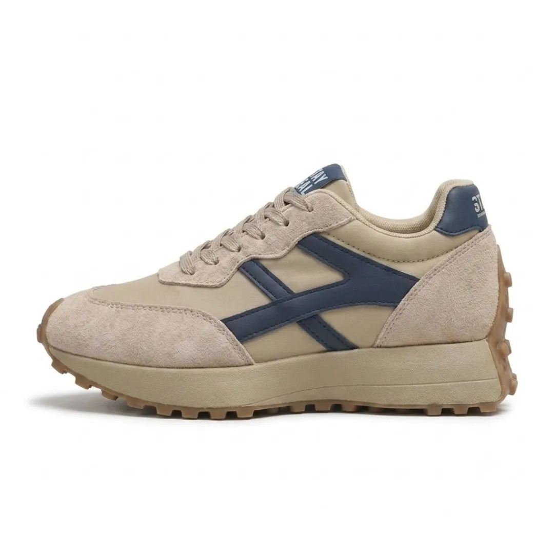 Beiger Retro-Sneaker mit blauen Seitenstreifen und profilierter Gummisohle, Seitenansicht von links 1