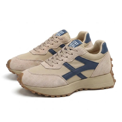 Paar beige Sneaker mit blauen Streifen und Schnürung in schräger Vorderansicht 3