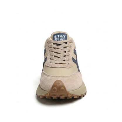 Beiger Sneaker mit blauen Streifen von vorne, Schnürung und Gummispitze der Sohle sichtbar 4