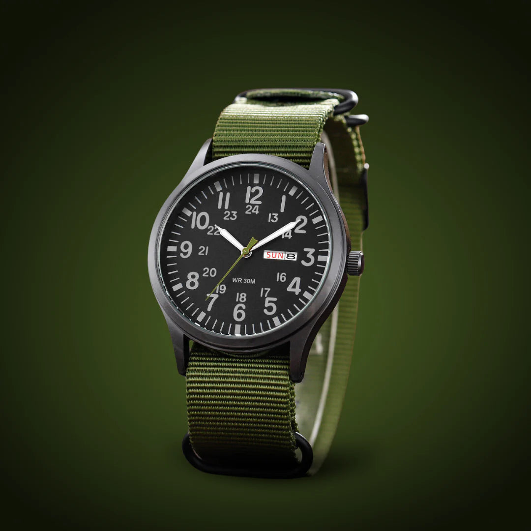Herrenuhr im Feldstil mit olivgrünem Stoffarmband und Krone in schräger Seitenansicht.