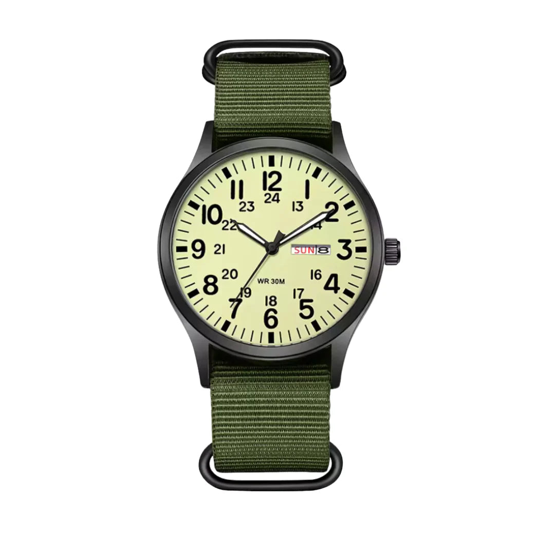 Herrenuhr im Feldstil mit hellem gelblich-grünem Zifferblatt und olivgrünem Stoffarmband von vorn.