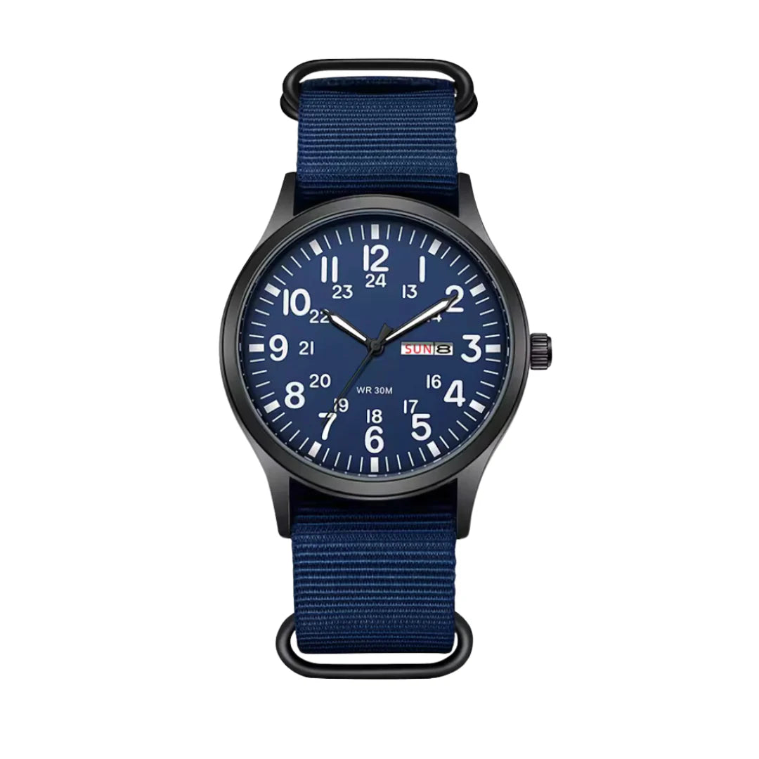 Herrenuhr im Feldstil mit blauem Zifferblatt und dunkelblauem Stoffarmband von vorn.