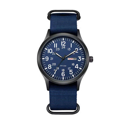 Herrenuhr im Feldstil mit blauem Zifferblatt und dunkelblauem Stoffarmband von vorn.