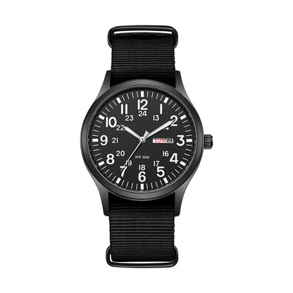Herrenuhr im Feldstil mit schwarzem Zifferblatt und schwarzem Stoffarmband von vorn.