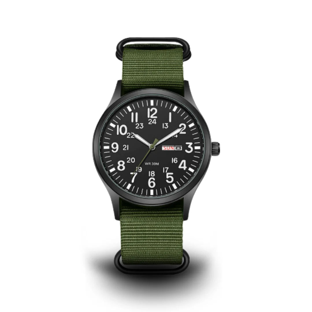 Herrenuhr im Feldstil mit schwarzem Zifferblatt und olivgrünem Stoffarmband von vorn.