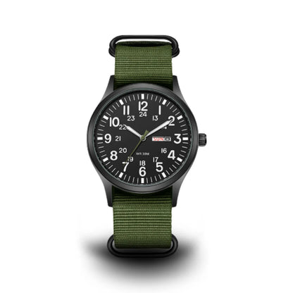 Herrenuhr im Feldstil mit schwarzem Zifferblatt und olivgrünem Stoffarmband von vorn.