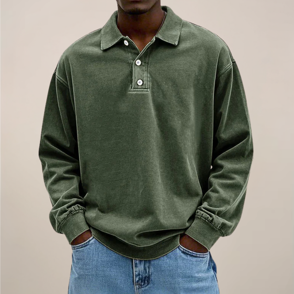 Herren Langarm-Poloshirt in Olivgrün, Frontansicht am Model