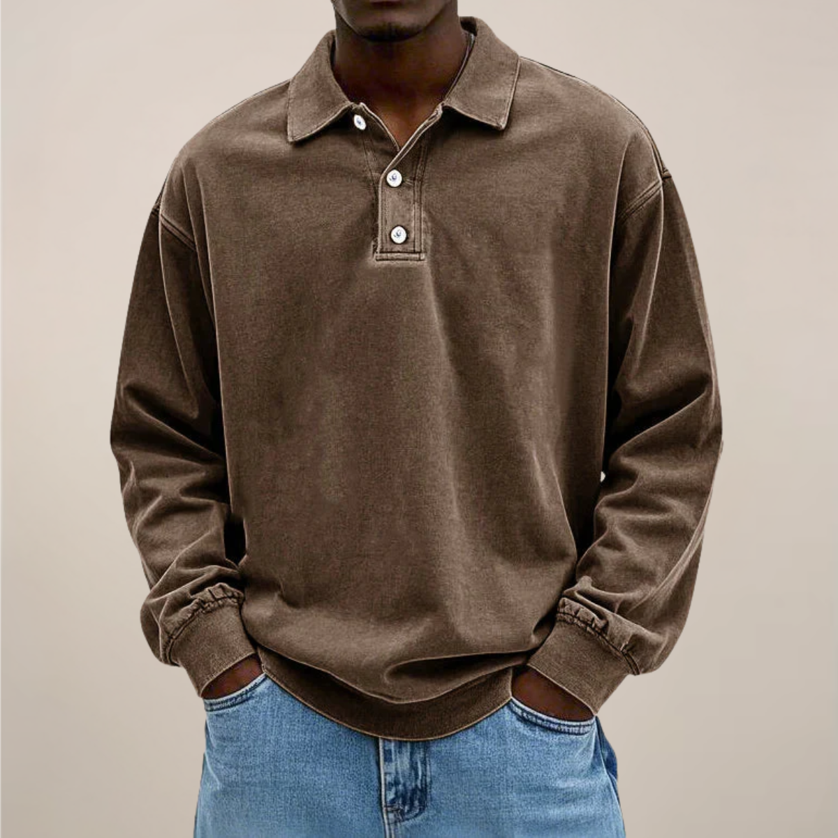 Herren Langarm-Poloshirt in Braun, Frontansicht am Model
