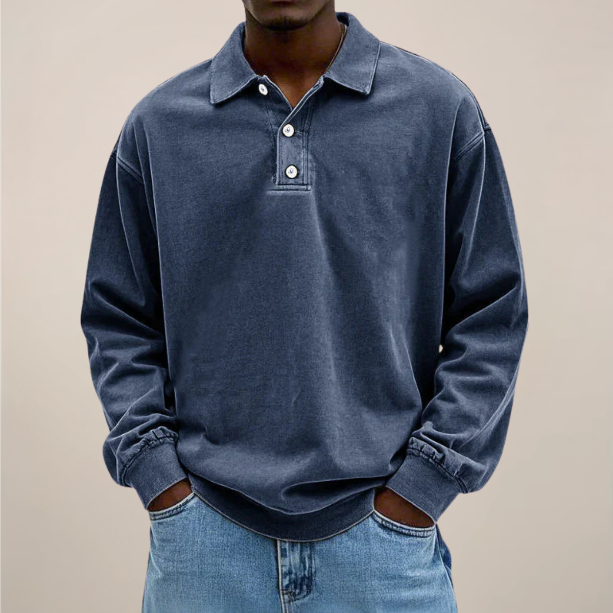 Herren Langarm-Poloshirt in dunklem Graublau, Frontansicht am Model