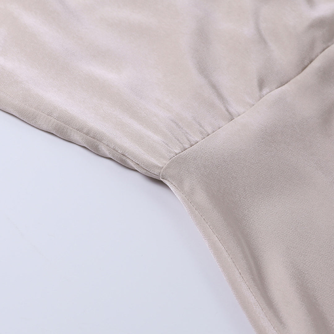 Seidenstoff in Beige, Nahaufnahme, luxuriös, glatt, hochwertig, Textil, Mode, Detailansicht.
