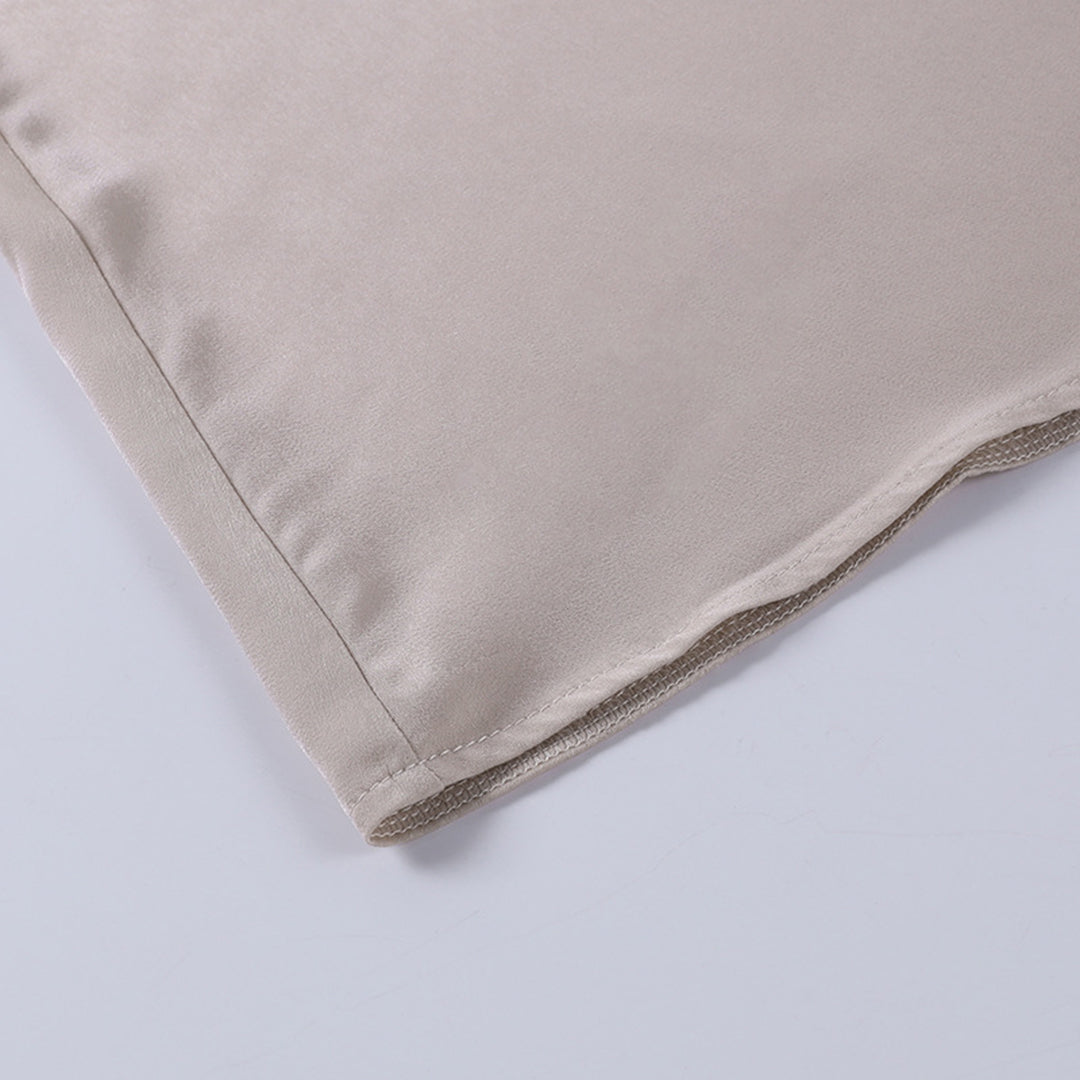 Beige Seidenkissenbezug, luxuriös, glatt, hypoallergen, für Schlafzimmer-Dekoration.