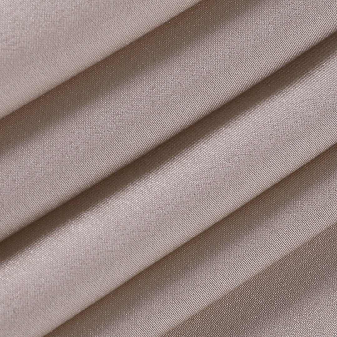 Beigefarbener Satin-Stoff, Nahaufnahme, luxuriös, weich, Textur, Mode, Bekleidungsmaterial.