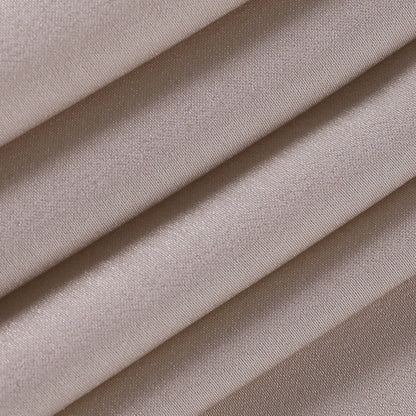 Beigefarbener Satin-Stoff, Nahaufnahme, luxuriös, weich, Textur, Mode, Bekleidungsmaterial.