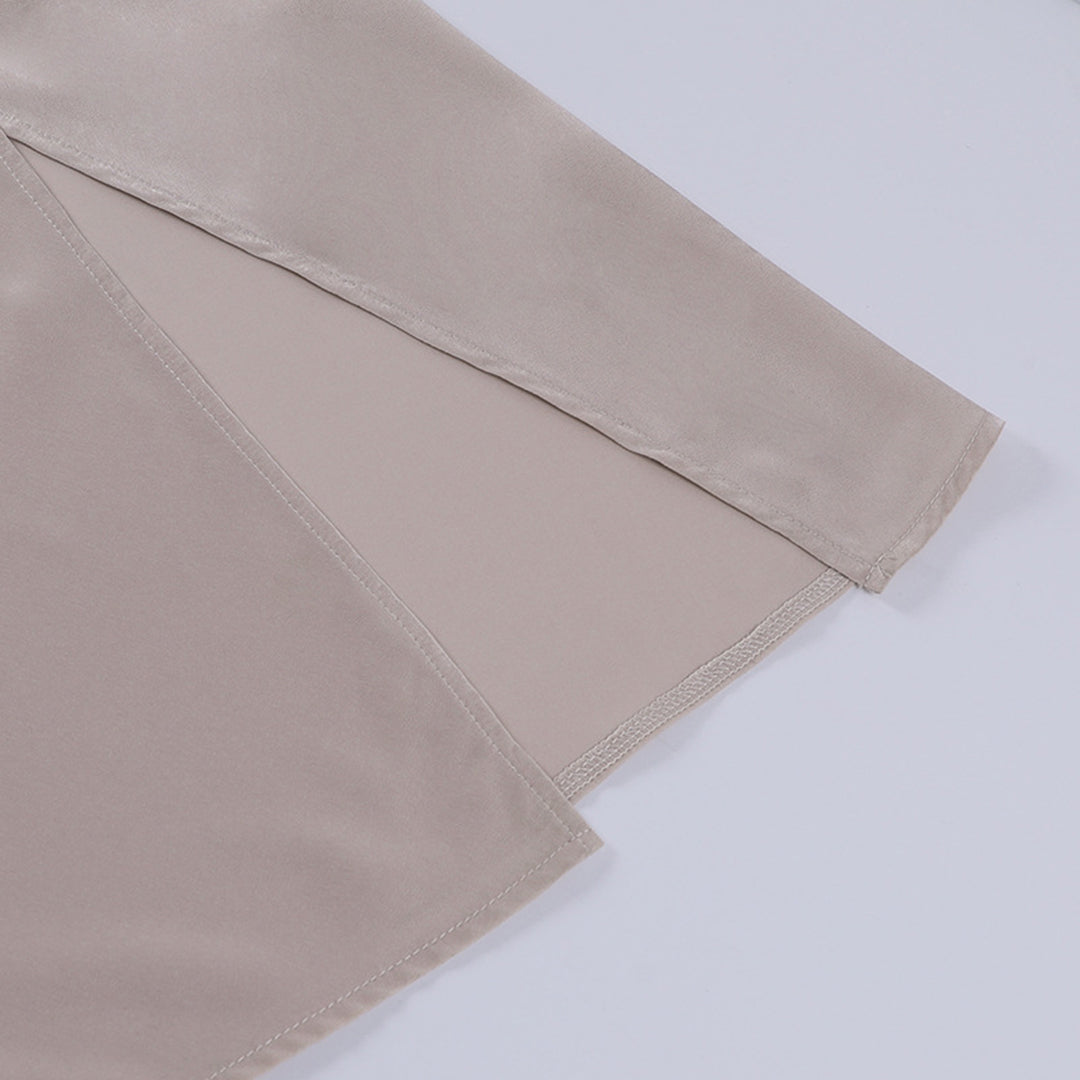 Beiges Satinhemd, langärmlig, elegantes Design, glatter Stoff, modische Damenbekleidung.