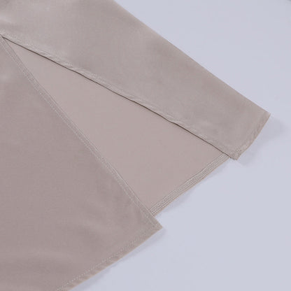Beiges Satinhemd, langärmlig, elegantes Design, glatter Stoff, modische Damenbekleidung.
