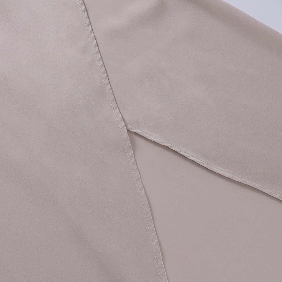 Seidenbluse beige Detailansicht, glatter Stoff, elegante Damenmode, hochwertige Verarbeitung.