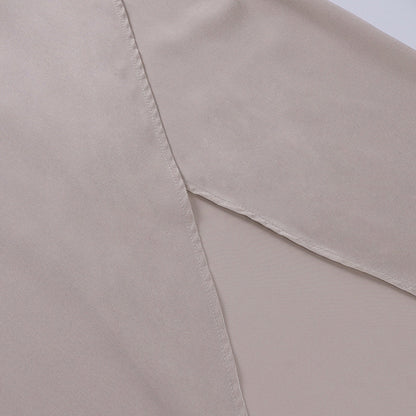Seidenbluse beige Detailansicht, glatter Stoff, elegante Damenmode, hochwertige Verarbeitung.