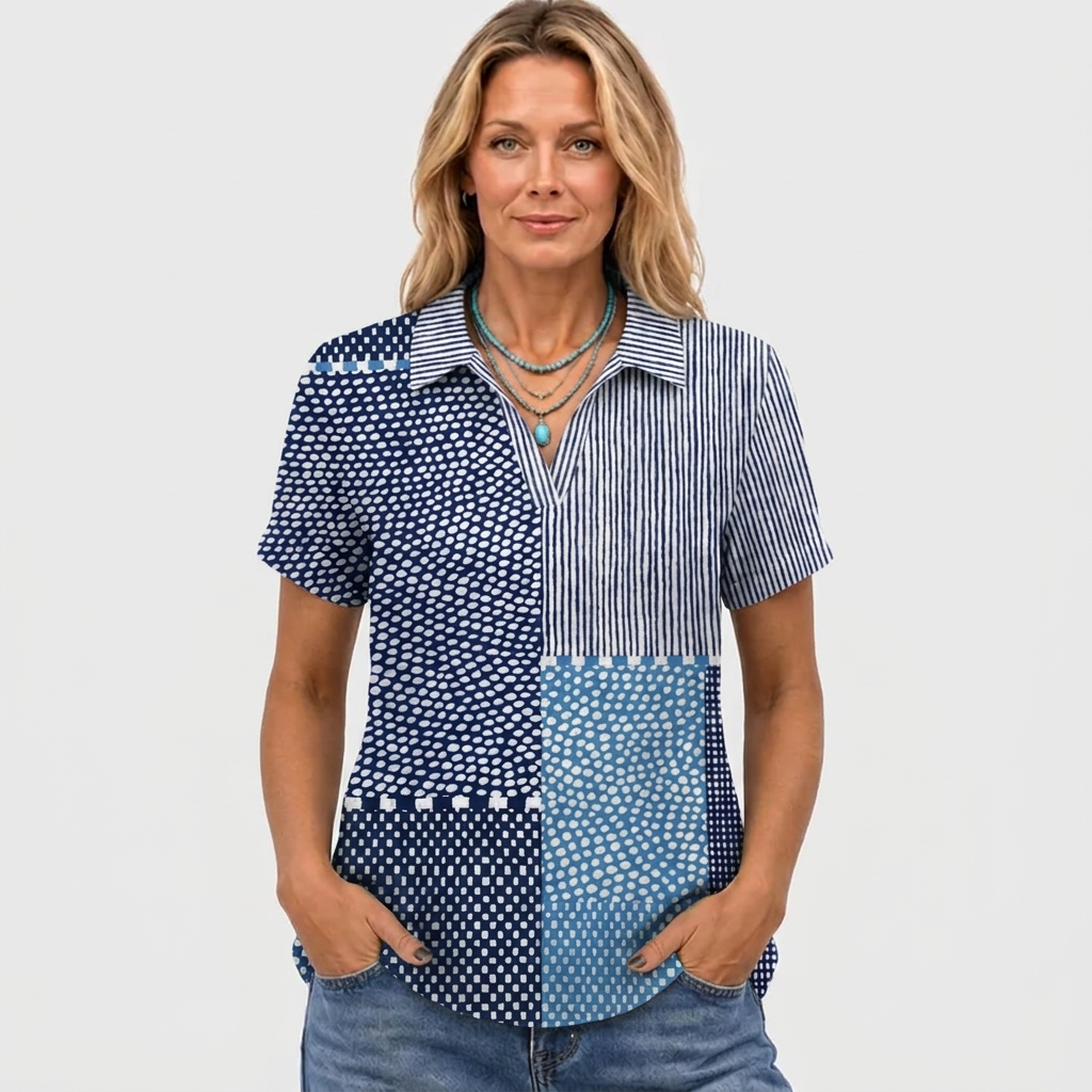 Ganzkörperansicht von vorn: Model trägt das Kurzarmhemd mit Jeans, Hände in den Hosentaschen, mit türkisfarbener Kette 2