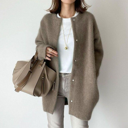 Flauschiger Cardigan in Taupe mit Druckknöpfen, kombiniert mit weißem Shirt, Halskette und hellgrauer Jeans 7