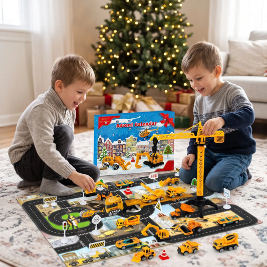 Zwei lachende Jungen spielen vor dem Weihnachtsbaum mit Baustellenfahrzeugen, Kran und Spielmatte; dahinter steht der 1