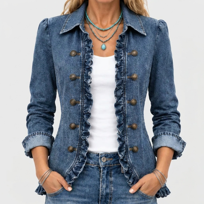 Nahaufnahme der offen getragenen Jeansjacke mit Rüschenkante und Metallknöpfen, kombiniert mit weißem Top und 1