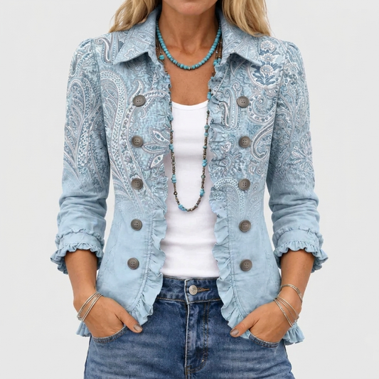 Nahaufnahme der hellblauen Paisley-Jacke mit Rüschenkanten und grauen Knöpfen, getragen über weißem Top und Jeans 1