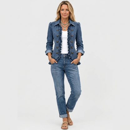 Ganzkörperansicht: Die Jeansjacke mit Rüschen zu Jeans mit umgeschlagenem Saum und beigen Sandalen getragen 3
