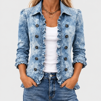 Nahaufnahme der Vorderseite: blaue Jeansjacke mit Rüschenkanten, zwei Knopfreihen und zartem weißem Zweigmuster, getragen 1