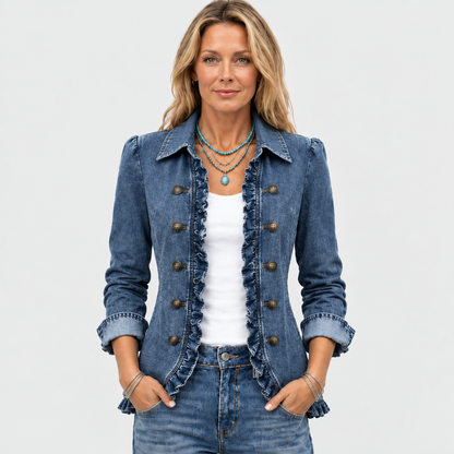 Frau trägt die blaue Jeansjacke mit Rüschen offen über weißem Top, Hände in den Hosentaschen, Vorderansicht 2