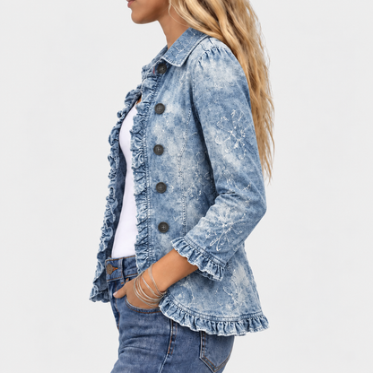 Seitenansicht der Jacke am Model mit Kragen, Rüschen an Ärmelsaum und Saum sowie aufgedruckten Zweigen am Ärmel 3