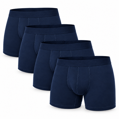 Vier marineblaue Boxerbriefs übereinander gestaffelt als Set vor weißem Hintergrund, Vorderansicht mit breitem Bund.