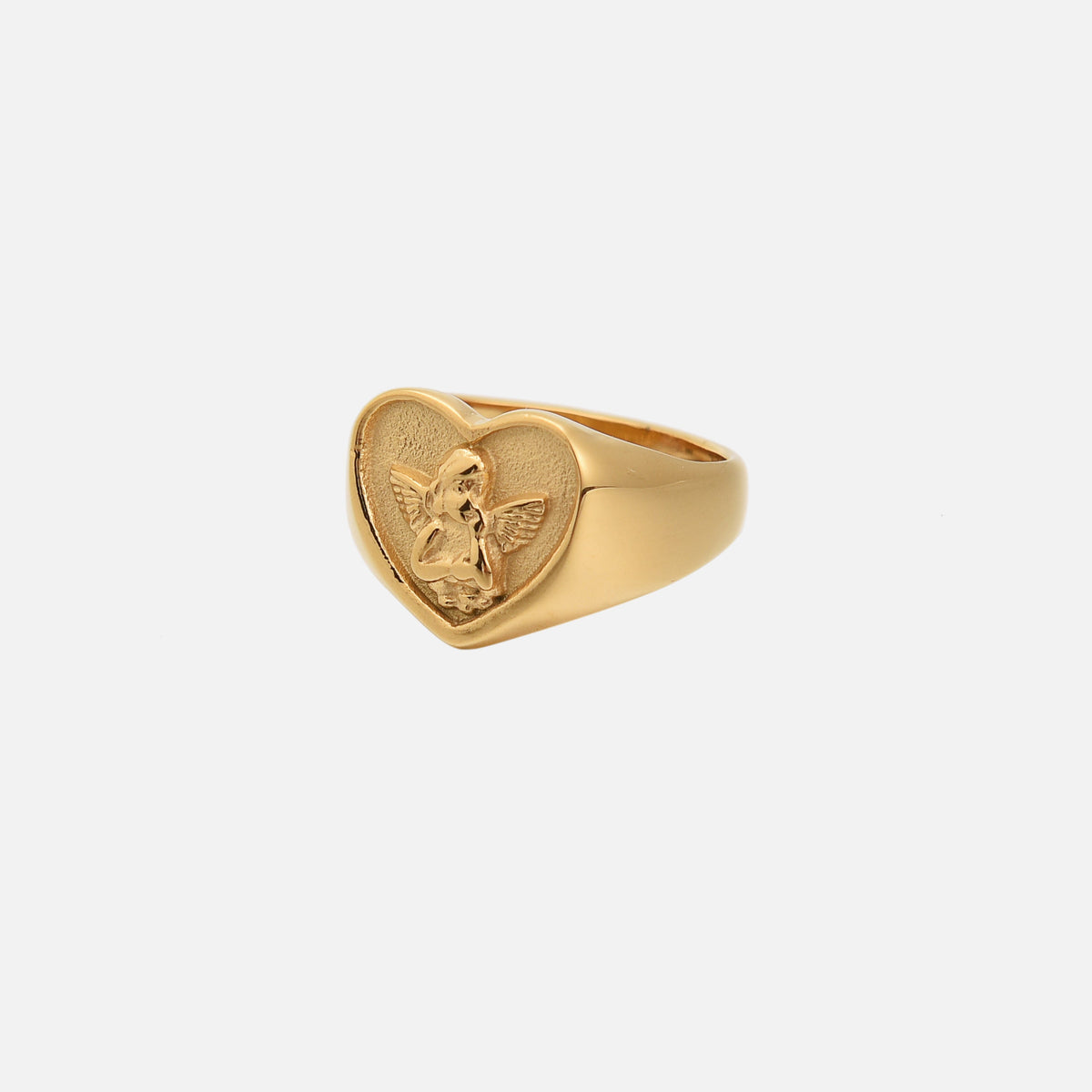 Goldfarbener herzförmiger Siegelring mit erhabenem Engelmotiv, schräg von der Seite vor hellgrauem Hintergrund. 1