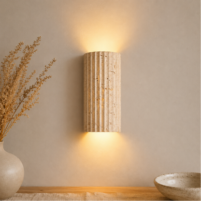 Wandleuchte aus Naturstein in Beige an einer Wand mit Licht nach oben und unten