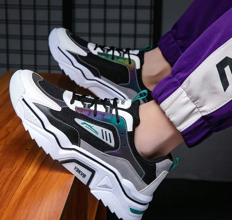 Schwarz-weiße Sneaker, modisch, bequem, Unisex, atmungsaktiv, sportlich, auf Holzboden.
