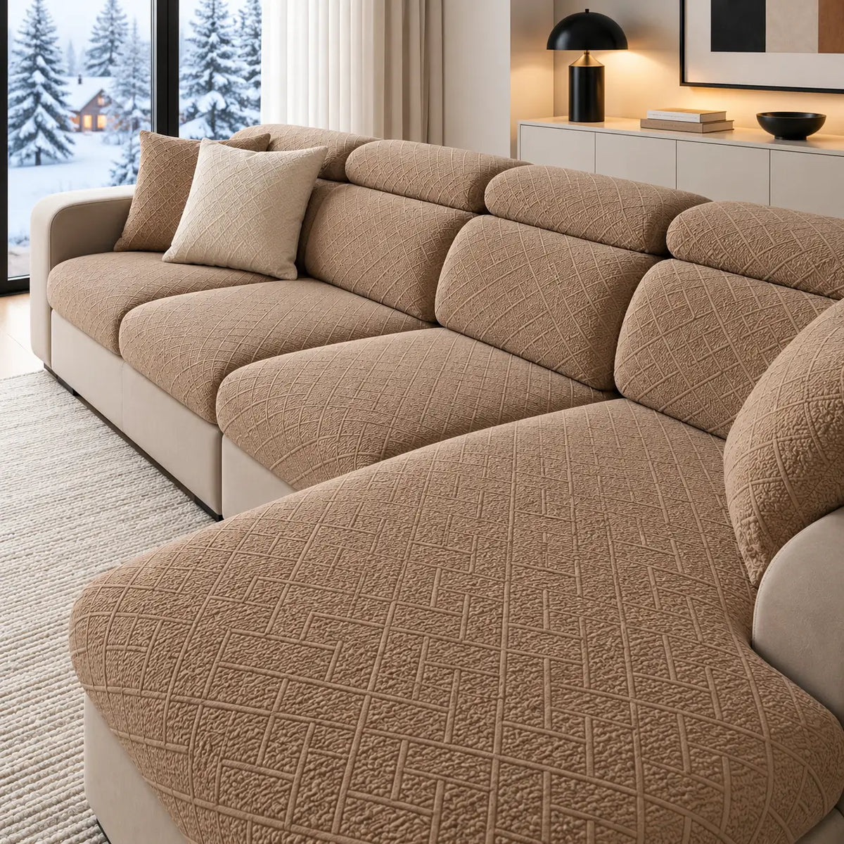 Ecksofa mit hellbraunen Bezügen im Rautenmuster, Kissen und Beistellschrank im Hintergrund, Blick auf verschneite Landschaft 22