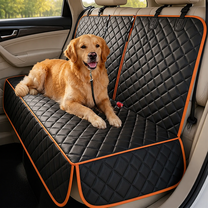 Schwarz gesteppte Rücksitzabdeckung mit orangefarbener Einfassung im Auto, darauf liegt ein Golden Retriever, an der Leine gesichert. 1